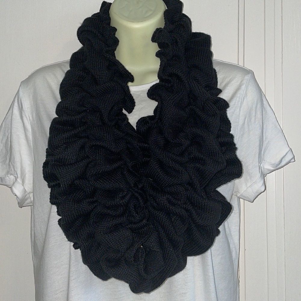 โBlackย knitโ
infinityโ
scarf